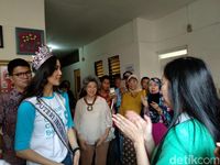 Puteri Indonesia 2018 bercengkrama dengan pasien kanker.