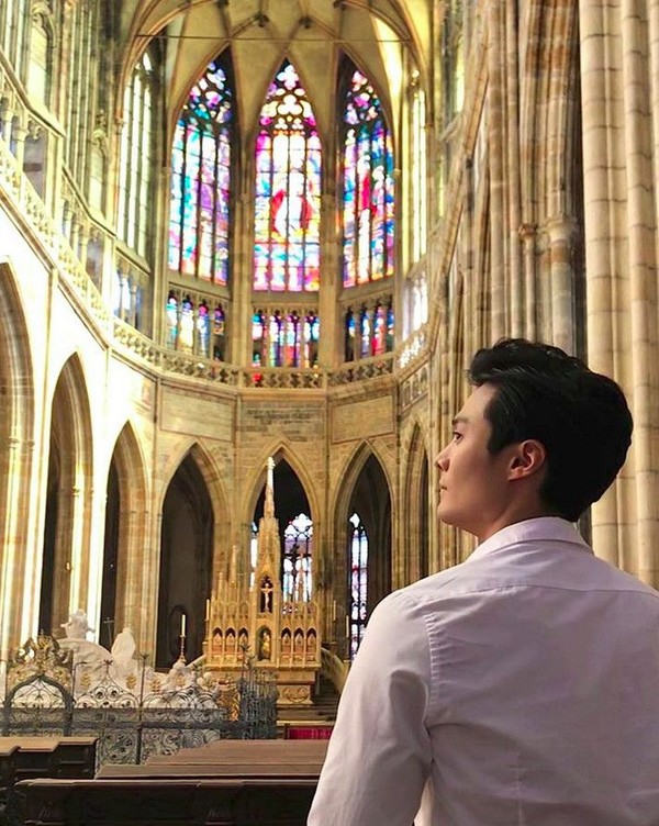 Dia berwisata ke Prague Castle, termasuk mengunjungi All Saints Church (2sh_____/Instagram)