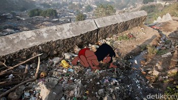 Mowgli mengais sampah. Foto: disneyunhappilyeverafter.tumblr.com