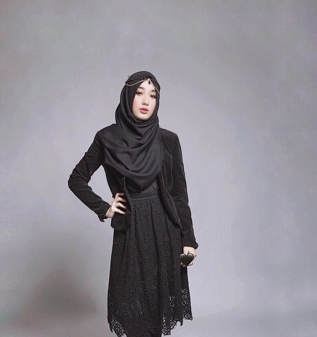 Tak heran jika Chacha ikut terjun ke dunia hiburan, ia memiliki paras yang cantik seperti ibunya. Kini, Chacha mengadu kemampuan akting dengan menjadi bintang sinetron di sebuah stasiun TV. Foto: Instagram/Oznapitzcha