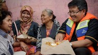 Pria kelahiran Tasikmalaya, 5 Oktober 1965 ini terlihat tengah asyik menikmati santap siangnya bersama para pengungsi korban banjir di Jakarta. Menu sederhana tak menyurutkan semangatnya. Foto: instagram @msi.sohibuliman