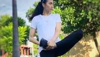 Sebelum latihan atau olahraga, Yolla Yuliana selalu melakukan pemanasan untuk mencegah terjadinya kram pada otot. (instagram/yollayuliana1515)