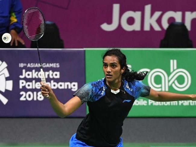 Jersey badminton para atlet Asian Games 2018 tak melulu sesuai dengan warna bendera negaranya. Tim India misalnya, memakai baju hitam dengan motif garis-garis biru muda yang menghiasi bagian lengan. Seperti diketahui, bendera India terdiri dari susunan blok berwarna oranye, putih, dan hijau, serta lingkaran biru navy di bagian tengah. (Foto: AFP)
