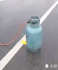 Duh, Pria Ini Masak Mie Instan di Tengah Jalan