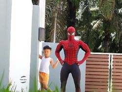 Aksi Superhero Mainan Saat Bersantai di Rumah
