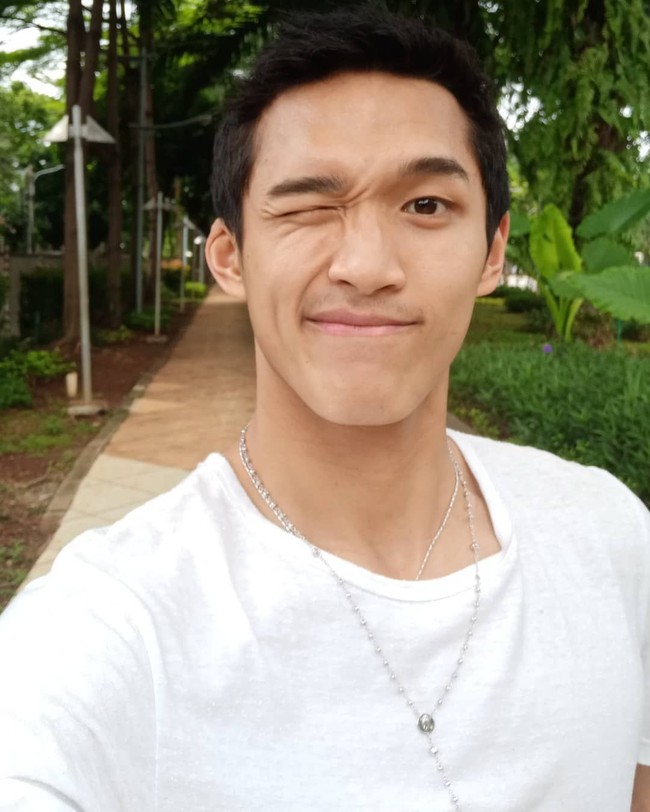 Berpose selfie mengedipkan sebelah mata dalam rangka mempromosikan sebuah merek ponsel, penampilan Jonatan Christie ini lagi-lagi dianggap sungguh menggemaskan. Merem sebelah aja masih cakep oemji,” kata netizen. Foto: Instagram