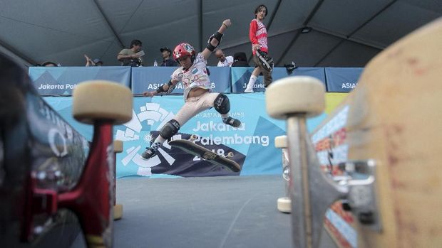 Skateboarder lainnya, Aliqqa Novvery, berhasil menyumbang perunggu di Asian Games 2018.