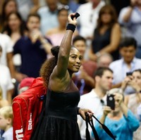 Dan kostum balerina ini membawa keburuntungan bagi Serena. Ibu satu anak ini berhasil mengalahkan rivalnya, Magda Linette dari Poland, dengan skor 6-4, 6-0 dalam pertandingan berdurasi 70 menit itu. (Foto: Getty Images)