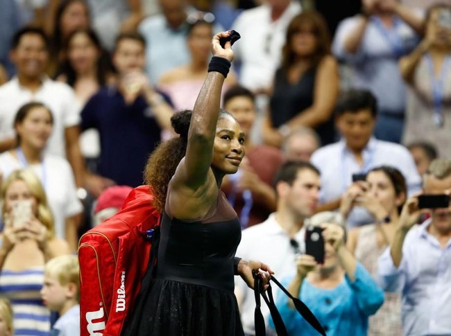 Dan kostum balerina ini membawa keburuntungan bagi Serena. Ibu satu anak ini berhasil mengalahkan rivalnya, Magda Linette dari Poland, dengan skor 6-4, 6-0 dalam pertandingan berdurasi 70 menit itu. (Foto: Getty Images)