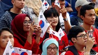 Salah satunya cabang olahraga panjat tebing.