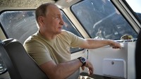 Saat mendaki gunung di Siberia, Putin ditemani Menteri Pertahanan Sergeo Shoigu dan Direktur Dinas Keamanan Federal Rusia (FSB) Alexander Bortnikov. Foto: Sputnik/Alexei Nikolsky/Kremlin via REUTERS