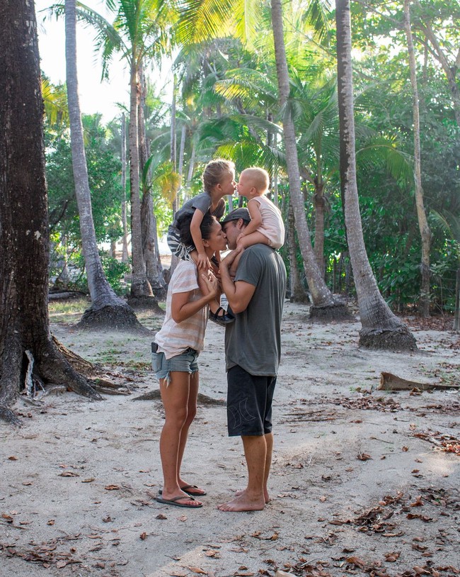 Keluarga Sievers berencana untuk terus keliling dunia paling tidak hingga anak-anak mereka yang berusia lima dan dua tahun masuk sekolah. Foto: Instagram @kiwi_and_free