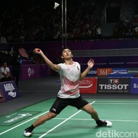 Indonesia sebagai tim tuan rumah mengirimkan timnya dengan kostum yang didominasi merah dan putih, seperti Sang Saka Merah Putih. Jonatan Christie memakainya saat menghadapi jagoan Chinese Taipe, Tienchen Chou di babak final hari ini, Selasa (28/8/2018). (Foto: Agung Pambudhy/detikfoto)