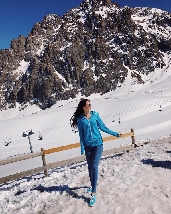 Begini gaya Sabina liburan di Shymbulak Mountain Resort. (Instagram/@altynbekova_20)