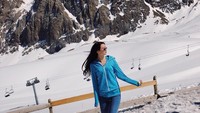 Begini gaya Sabina liburan di Shymbulak Mountain Resort. (Instagram/@altynbekova_20)