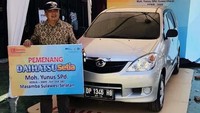 Setelah menyerahkan unit rekondisi Daihatsu sebelumnya di Yogyakarta, dan Samarinda, kali ini, Daihatsu beri kejutan dengan menyegarkan 2 unit rekondisi dari pelanggan setianya, dari Manado (1 Terios), dan Makassar (1 Xenia), pada Jumat, 24 Agustus 2018, untuk pemenang area Sulawesi. Pool/Daihatsu.
