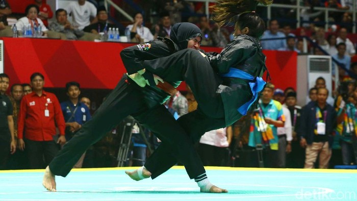 Tambahan Emas Lagi Dari Silat

Pesilat putri asal Indonesia Kamelia Pipiet berhadapan dengan pesilat putri asal Vietnam Nguyen Thi Cam Nhi di babak final pencak silat  kelas  60-65 kilogram putri dalam ajang Asian Games 2018, Jakarta, Rabu (29/8/2018). Dalam pertandingan final ini pesilat putri Indonesia berhasil meraih emas setelah mengalahkan pesilat asal Vietnam. Grandyos Zafna/detikcom