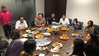 Momen ini diabadikan saat Budi Karya berkunjung ke Polres Jakarta Barat. Ia disuguhi banyak makanan mulai sate, gorengan hingga buah-buahan. Foto: Instagram @budikaryas
