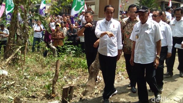 Kunjungan ke Yogya, Jokowi Sempatkan Meninjau Irigasi di Sleman