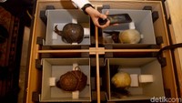 Artefak suku asli Indonesia yang berhasil diamankan itu berasal dari Suku Asmat, Papua dan Suku Dayak, Kalimantan.