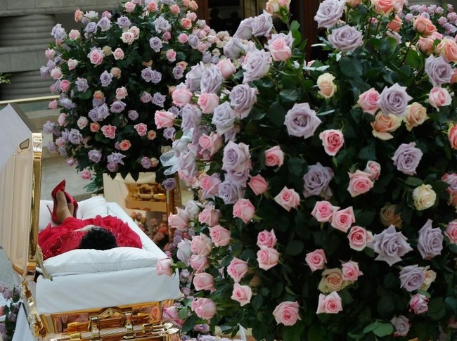 Penyanyi legendaris Aretha Franklin mengembuskan napas terakhirnya di usia 76 beberapa pekan lalu. Sebelum dikubur, jenazahnya disemayamkan di Charles H. Wright Museum of African American History, Detroit, Michigan, AS. (Foto: Getty Images)