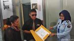 Ekspresi Pollycarpus Saat Ambil Surat Bebas Murni
