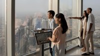 Tak hanya foto berlatar Burj Khalifa, masuk ke dalamnya pun bisa. Traveler bisa ke dek observasi menyaksikan pemandangan Dubai yang menawan dari ketinggian (Dubai Tourism)