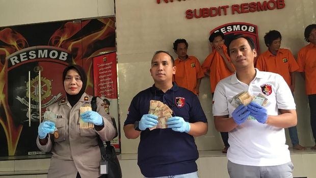 Polisi menunjukkan bukti pemalakan preman Tanah Abang