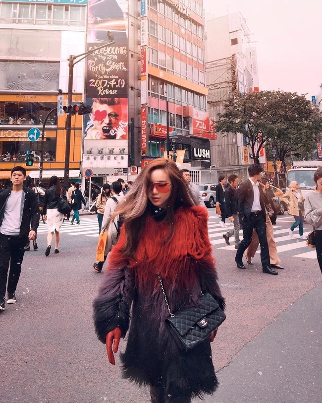 Ketika itu, wanita 23 tahun tersebut memiliki 300 pasang sepatu yang tentunya branded. Ia pun kerap mendapat kritik karena dianggap memamerkan kekayaan. Foto: Instagram @willamazing