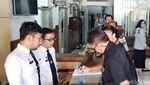 Ekspresi Pollycarpus Saat Ambil Surat Bebas Murni