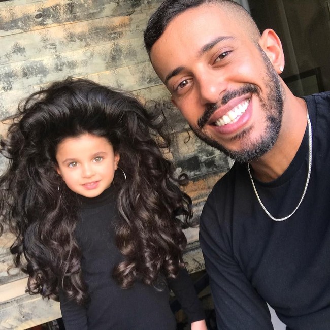 Hairstylist Sagi Dahari disebut-sebut sebagai orang di balik rambut mengagumkan Mia. Seperti dikutip dari Daily Mail, ia kerap menata rambut cokelat gelap Mia dengan berbagai gaya. Foto: Instagram/@miaaflalo