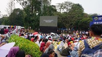 Area ini dekat dengan layar besar yang biasa dijadikan tempat nonton bareng kalau ada pertandingan olahraga. Orang akan memenuhi area ini saat atlet Indonesia bertanding. Foto: Devi S. Lestari / detikFood