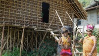 Orang Pegaf masih membawa parang hingga panah setiap harinya. Jangan heran jika menemui penduduk terutama laki-laki memegang parang ketika di jalan. Sapalah dengan senyum dan mereka akan membalasnya (Masaul/detikTravel)