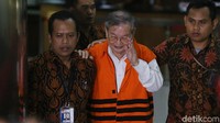KPK menahan tersangka kasus dugaan suap hakim Merry Purba, Tamin Sukardi.