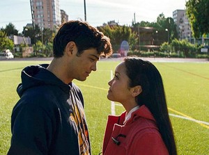 Sayang, Ambyar dan Bucin! Lana Condor dan Noah Centineo Belajar Bahasa Indonesia