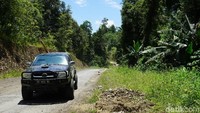 Ada satu lagi opsi yang jarang diambil yakni menggunakan motor trail dan sejenisnya. Kendaraan ini jarang digunakan karena medan yang berat dan tak jarang banyak motor biasa yang tidak mampu jika belum di setting seperti motor trail mulai dari penggantian ban dan gear pengerak rantai (Masaul/detikTravel)