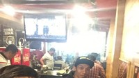 Meski punya jadwal yang padat, Galang tetap suka nongkrong di warung kopi bersama teman-teman terdekatnya.  Foto: Instagram @galanghendra55real