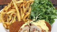 Agar lebih kenyang chicken cordon bleu bisa dihidangkan dengan tumpukan kentang goreng renyah, dan salad sayur seperti @eatgr1. Foto: Instagram