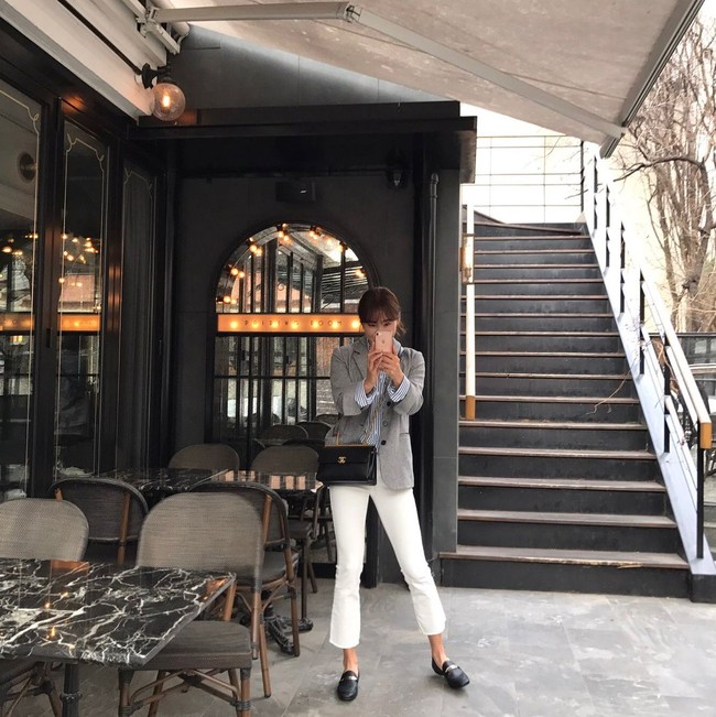 Inilah salah satu gaya off the field Jung Hyelim. Dia tampil stylish dengan blazer dan tas Chanel. Foto: Instagram