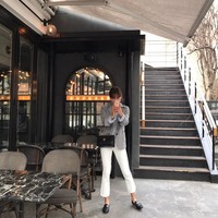 Inilah salah satu gaya off the field Jung Hyelim. Dia tampil stylish dengan blazer dan tas Chanel. Foto: Instagram