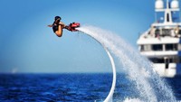 Mampu menaklukan rasa takut, gaya liburan Sara sering kali aktivitas outdoor yang penuh tantangan. Jet board adalah satunya. (sarasampaio/Instagram)