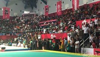 Jokowi dan Prabowo, serta JK dan Megawati, menyaksikan pertandingan final antara pesilat Indonesia Hanifan Yudani versus Ngunyen Thai Linh. Foto: Ibnu Hariyanto/detikcom