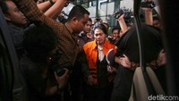 Merry ditetapkan KPK sebagai tersangka bersama panitera pengganti PN Medan Helpandi. Keduanya diduga menerima suap dari Tamin. KPK pun menetapkan Merry, Helpandi, dan Tamin serta orang kepercayaan Tamin bernama Hadi Setiawan sebagai tersangka. Namun Hadi sampai saat ini masih bebas dan diminta KPK menyerahkan diri.