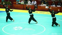 Dalam persaingan di Padepokan Pencak Silat, Taman Mini Indonesia Indah (TMII), Jakarta Timur, regu putri Indonesia menjadi yang terbaik.