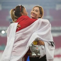 Cantiknya Jung Hyelim saat berpelukan dengan atlet lari Indonesia Emilia Nova yang pada cabang lari halang rintang 100 meter Asian Games 2018 meraih medali perak. Foto: Getty Images