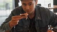 Ini juga jadi bukti kalau atlet muda tampan itu memang menyukai sosis. Pasalnya ia terlihat sedang melahap sepotong hot dog. Duh, senyumnya bikin gagal fokus, ya! Foto: Instagram e_tenacity  