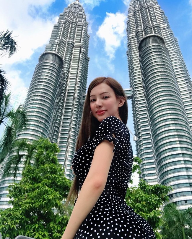 Rupanya, wajah wanita asal Cebu, Filipina ini pernah menghiasi sampul majalah FHM. Foto: Instagram