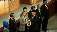 Dalam rapat paripurna DPR itu tampak hadir Akbar Tandjung, Hidayat Nur Wahid, dan Ketua DPD Oesman Sapta Odong (OSO).