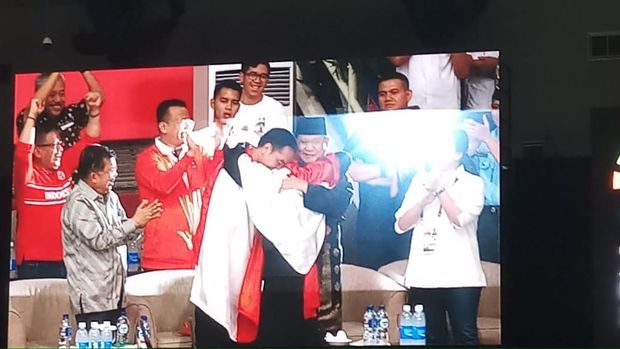 Jokowi pelukan dengan Prabowo dan atlet pencak silat.