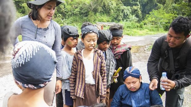 'Petualangan Menangkap Petir', Dunia Anak-anak dan Impian yang Tertunda
